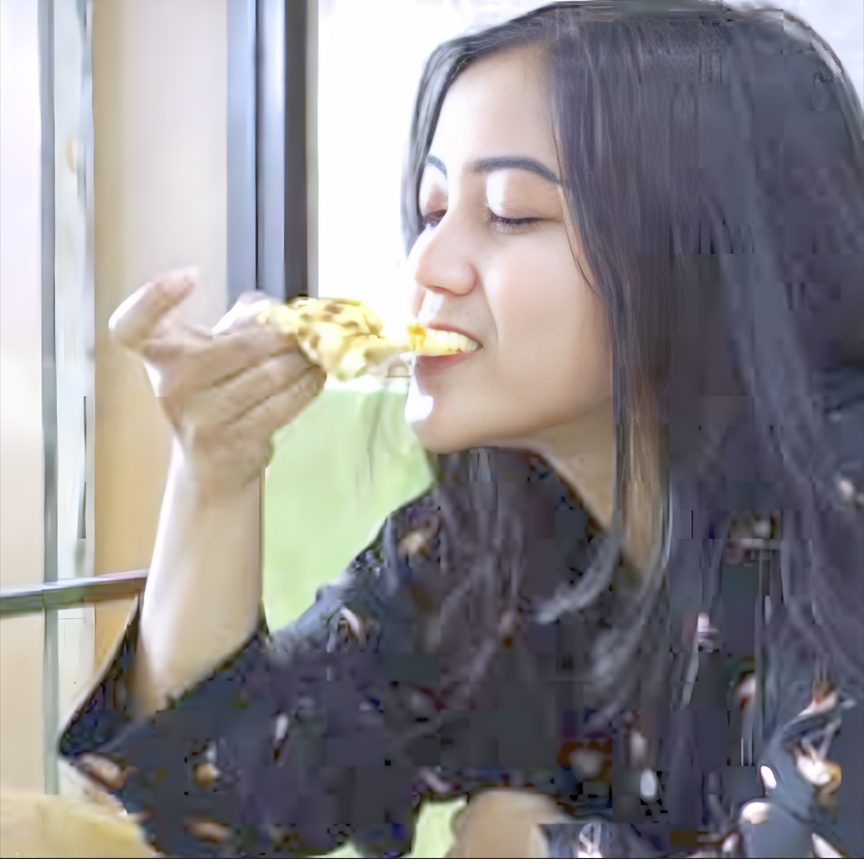 Menikmati Sepotong Pizza